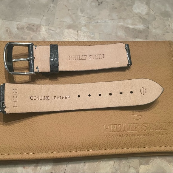 Philip stein mother of pearl watch with four additional watch bands - Picture 6 of 11